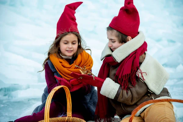 Barn Röd Gnome Mössor Vintern Picknick Snö Bakgrund — Stockfoto