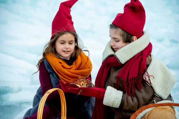 Dzieci Czerwonych Czapkach Gnome Zimowym Pikniku Tle Śniegu — Zdjęcie stockowe