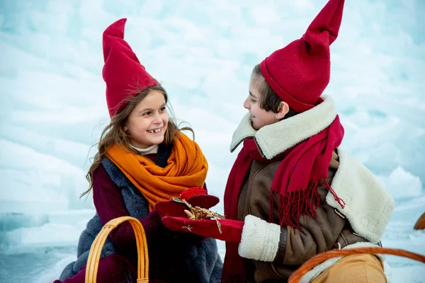 Дети Красных Шапках Гномов Зимнем Пикнике Снежном Фоне — стоковое фото