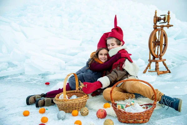 Crianças Abraçando Bonés Gnomo Vermelho Piquenique Inverno Fundo Gelo — Fotografia de Stock