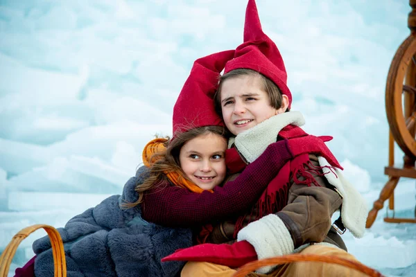Bambini Che Abbracciano Tappi Gnomo Rosso Sul Picnic Invernale Sfondo — Foto Stock