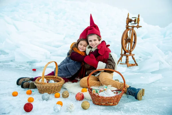 Crianças Abraçando Bonés Gnomo Vermelho Piquenique Inverno Fundo Gelo — Fotografia de Stock