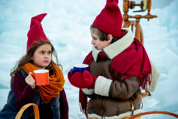 Słodkie Chłopiec Dziewczyna Czerwony Gnome Czapki Zimowy Piknik Tle Lodu — Zdjęcie stockowe
