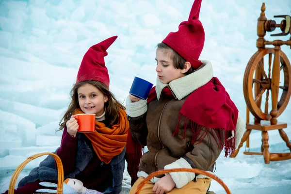 Barn Röda Gnome Mössor Vintern Picknick Bakgrund — Stockfoto