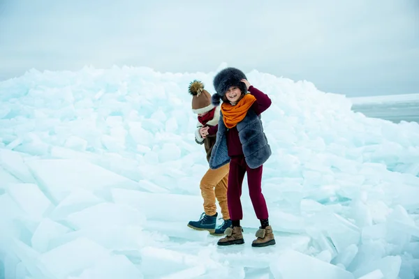 Crianças Brincando Gelo Inverno Fundo Neve — Fotografia de Stock