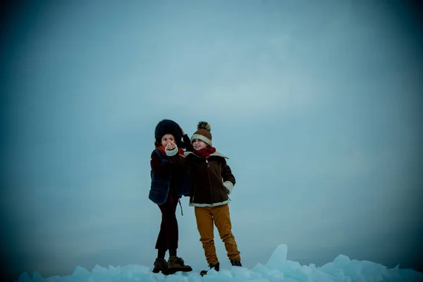 Смішний Хлопчик Дівчинка Стоять Полярному Зимовому Льоду — стокове фото