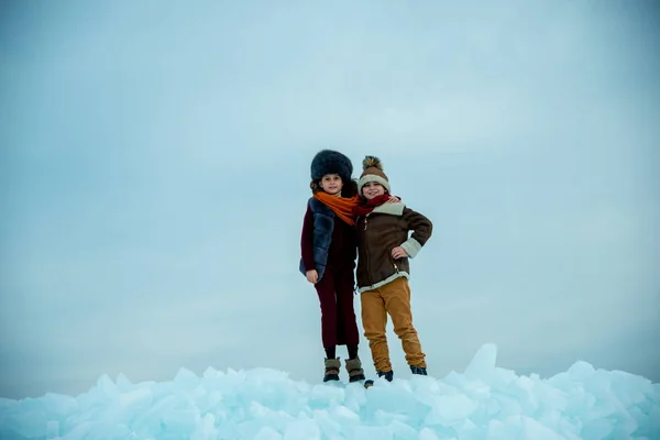 Divertente Ragazzo Ragazza Piedi Sul Ghiaccio Invernale Polare — Foto Stock
