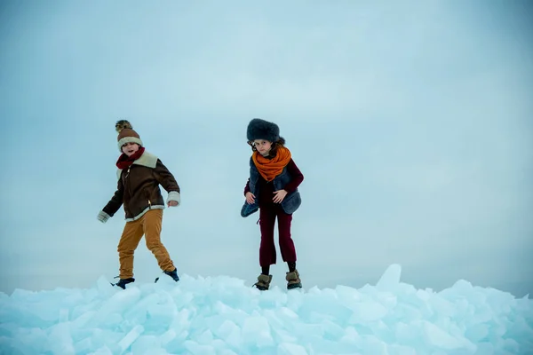 Crianças Gelo Inverno Fundo Neve — Fotografia de Stock