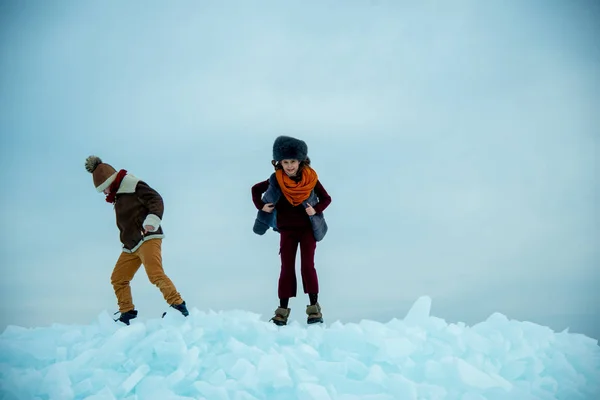 Crianças Brincando Gelo Fundo Inverno — Fotografia de Stock