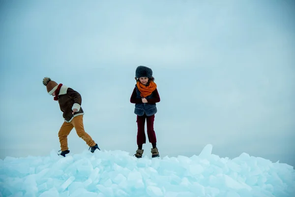 Bambini Che Giocano Sul Ghiaccio Sullo Sfondo Invernale — Foto Stock