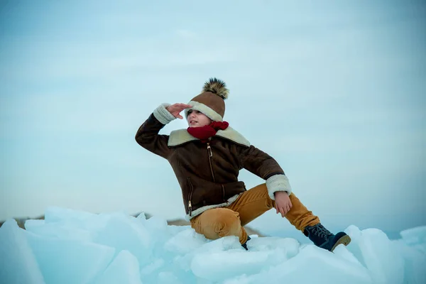 Menino Sentado Gelo Fundo Inverno — Fotografia de Stock