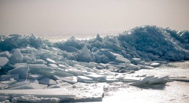 Kış arka planında bölünmüş ve kırılmış buz akışı