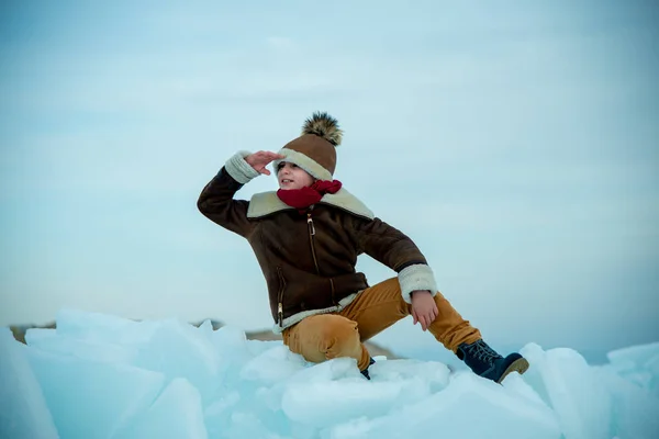 Ragazzo Seduto Sul Ghiaccio Sfondo Invernale — Foto Stock