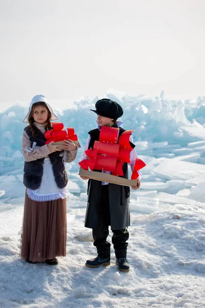 Bambini Piedi Iceberg Con Giocattoli Nave Legno Sfondo Invernale — Foto Stock