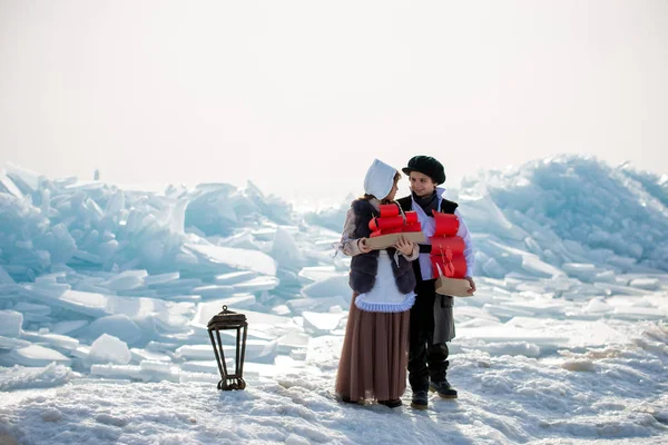 Bambini Piedi Iceberg Con Giocattoli Nave Legno Sfondo Invernale — Foto Stock