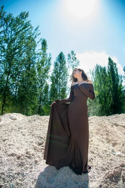 Zarte Junge Brünette Frau Langem Kleid Posiert Auf Sandigem Steinbruch — Stockfoto