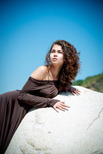 Hermosa Tierna Mujer Posando Sobre Roca Blanca Grande Sobre Fondo — Foto de Stock