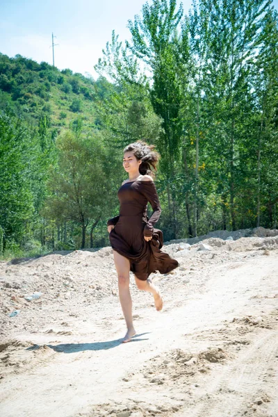 Brunet Mujer Delgada Corriendo Costa Arena Sobre Fondo Madera Verde — Foto de Stock