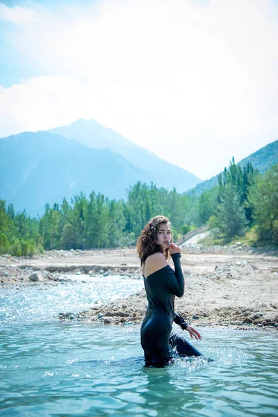 Tierna Joven Posando Costa Del Río Sobre Fondo Madera Verde — Foto de Stock