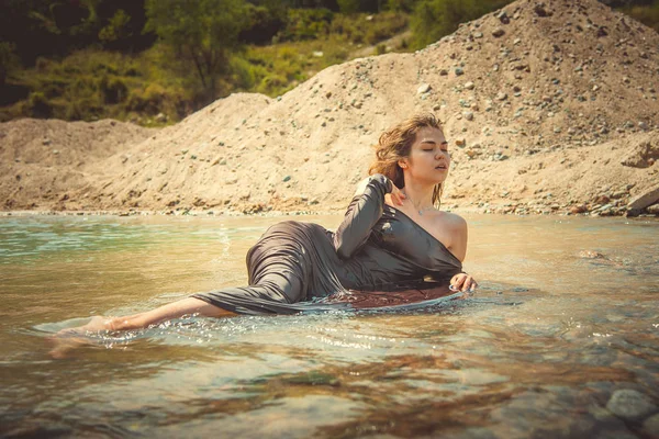 Sexy Und Sinnlich Frau Liegt Der Flussküste — Stockfoto