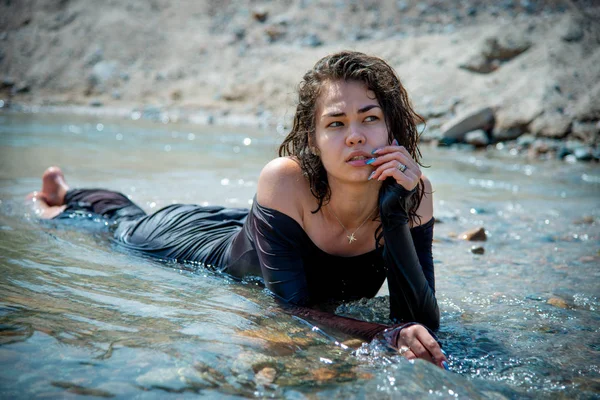 Hermosa Mujer Vestido Negro Mojado Posando Junto Río —  Fotos de Stock