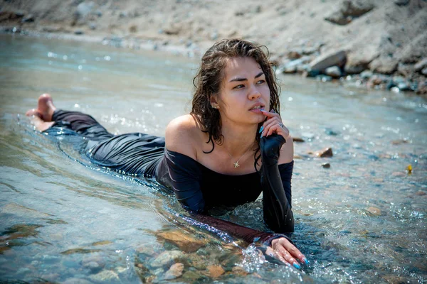 Hermosa Mujer Vestido Negro Mojado Posando Junto Río — Foto de Stock