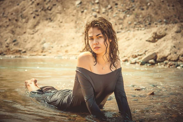 Hermosa Mujer Vestido Negro Mojado Posando Junto Río — Foto de Stock