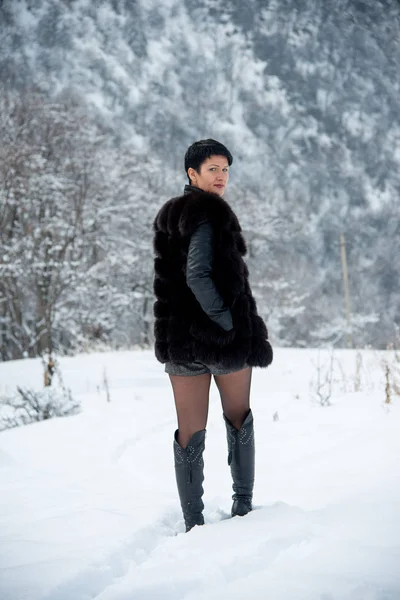 Mulher Colete Pele Preta Posando Fundo Madeira Inverno Nevado — Fotografia de Stock