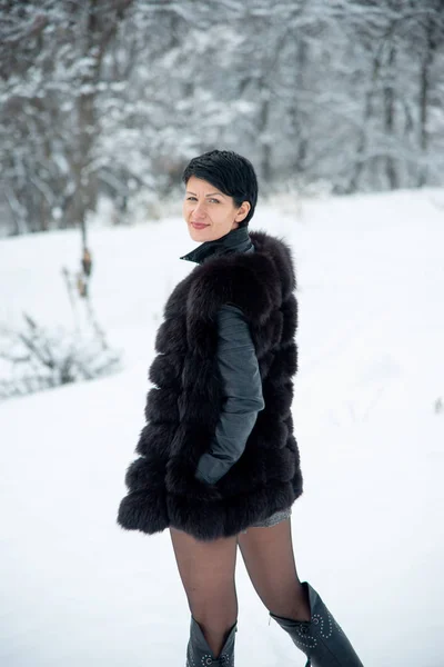 Morena Mulher Retrato Pele Preta Neve Inverno Madeira Fundo — Fotografia de Stock