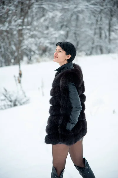 Morena Mulher Retrato Pele Preta Neve Inverno Madeira Fundo — Fotografia de Stock