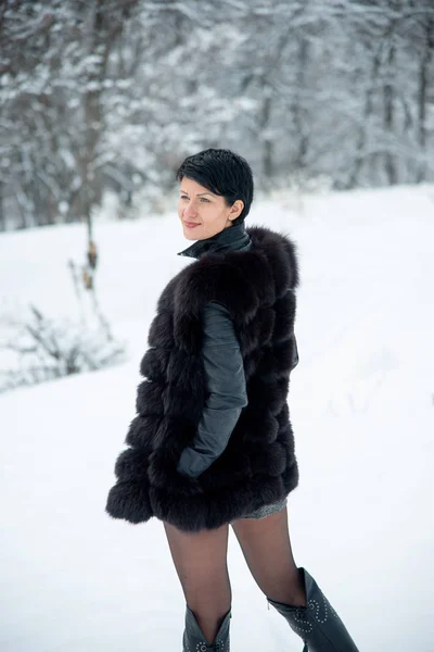 Ritratto Donna Brunetta Pelliccia Nera Neve Inverno Legno Fondo — Foto Stock