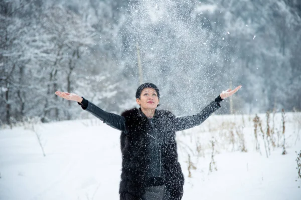 Feliz Sorrindo Morena Mulher Jogando Neve Fundo Madeira Inverno — Fotografia de Stock