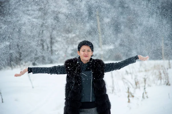 Brunetta Donna Pelliccia Nera Gilet Piedi Inverno Legno Sfondo — Foto Stock