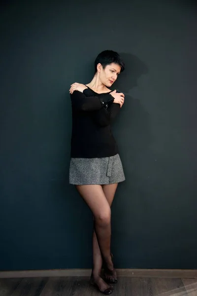 Modelo Morena Mulher Preto Jumper Shorts Posando Fundo Escuro — Fotografia de Stock