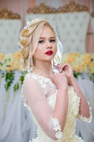 Schöne Blonde Mädchen Hochzeitskleid Mit Blauen Augen Und Rotem Lippenstift — Stockfoto