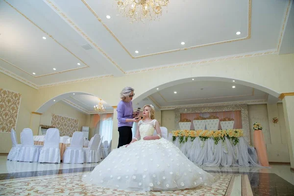 Schöne Blondine Hochzeitskleid Und Ihr Visagist — Stockfoto