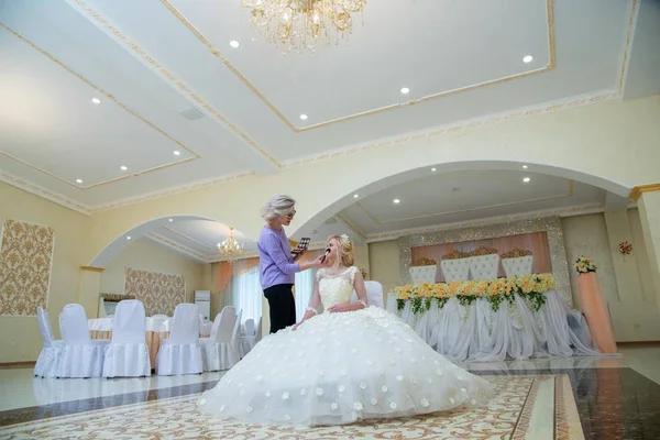 Schöne Blondine Hochzeitskleid Und Ihr Visagist — Stockfoto