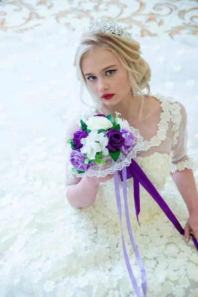 Schöne Blonde Mädchen Hochzeitskleid Mit Blauen Augen Und Rotem Lippenstift — Stockfoto