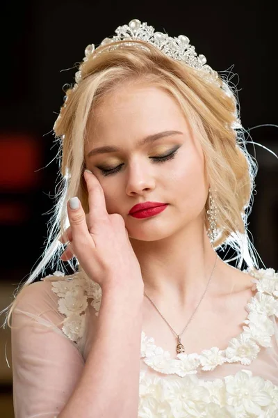 Vacker Blond Flicka Bröllopsklänning Med Blå Ögon Och Rött Läppstift — Stockfoto