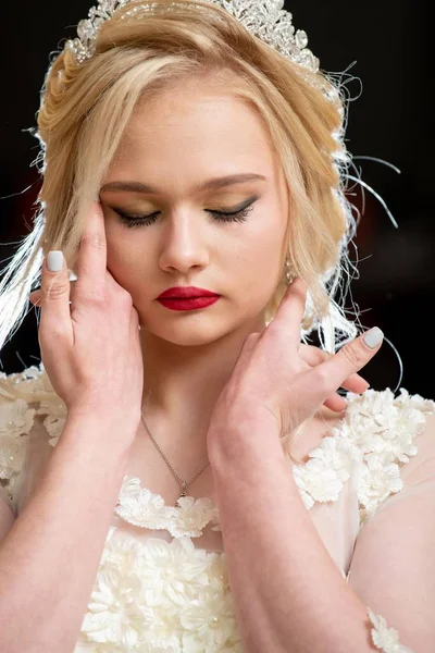 Schöne Blonde Mädchen Hochzeitskleid Mit Blauen Augen Und Rotem Lippenstift — Stockfoto