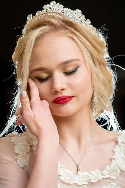Красива Блондинка Весільній Сукні Блакитними Очима Червоною Помадою Губах — стокове фото