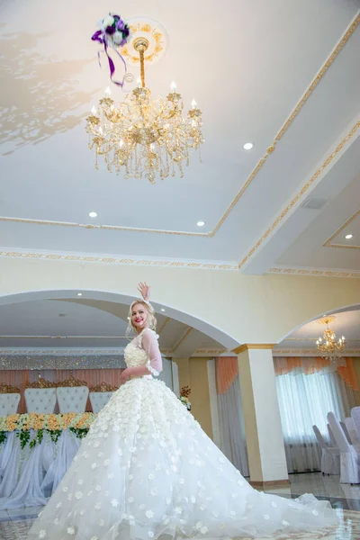 Schöne Blonde Mädchen Hochzeitskleid Mit Blauen Augen Und Rotem Lippenstift — Stockfoto