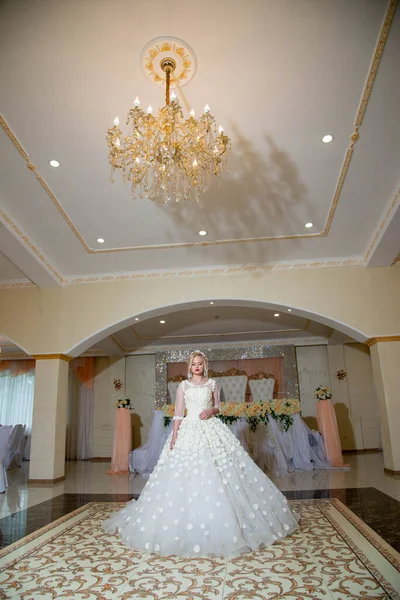 Schöne Blonde Mädchen Hochzeitskleid Mit Blauen Augen Und Rotem Lippenstift — Stockfoto