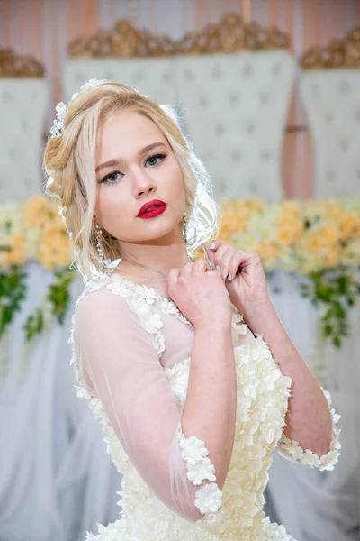 Schöne Blonde Mädchen Hochzeitskleid Mit Blauen Augen Und Rotem Lippenstift — Stockfoto