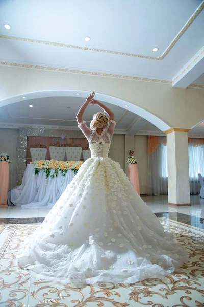 Schöne Blonde Mädchen Hochzeitskleid Mit Blauen Augen Und Rotem Lippenstift — Stockfoto