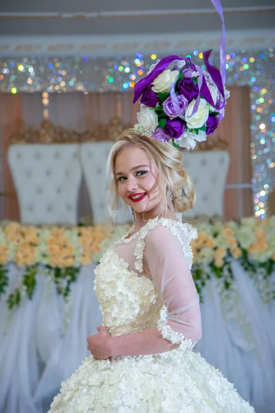 Schöne Blonde Mädchen Hochzeitskleid Mit Blauen Augen Und Rotem Lippenstift — Stockfoto