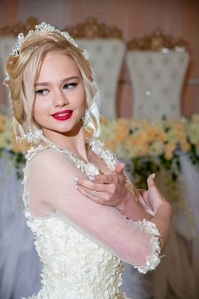 Schöne Blonde Mädchen Hochzeitskleid Mit Blauen Augen Und Rotem Lippenstift — Stockfoto