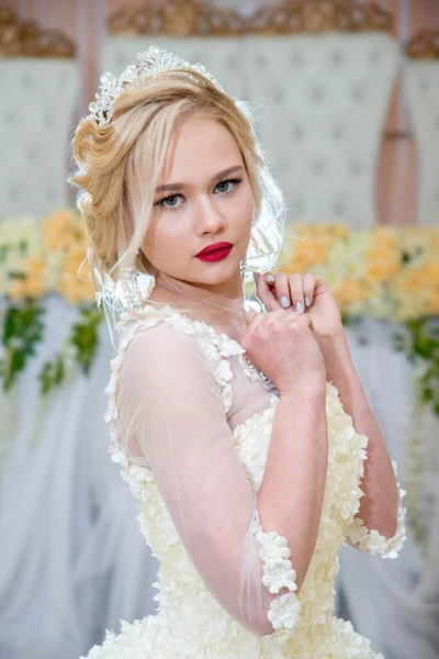 Schöne Blonde Mädchen Hochzeitskleid Mit Blauen Augen Und Rotem Lippenstift — Stockfoto