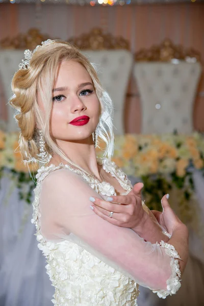 Schöne Blonde Mädchen Hochzeitskleid Mit Blauen Augen Und Rotem Lippenstift — Stockfoto