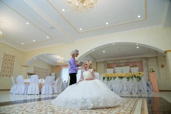 Hermosa Rubia Vestido Novia Maquillador — Foto de Stock